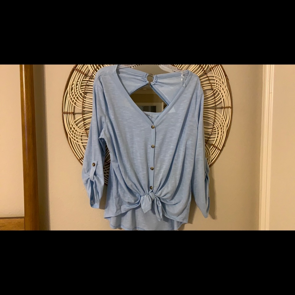 No Boundaries Junior’s Ring Back Button Front Top.